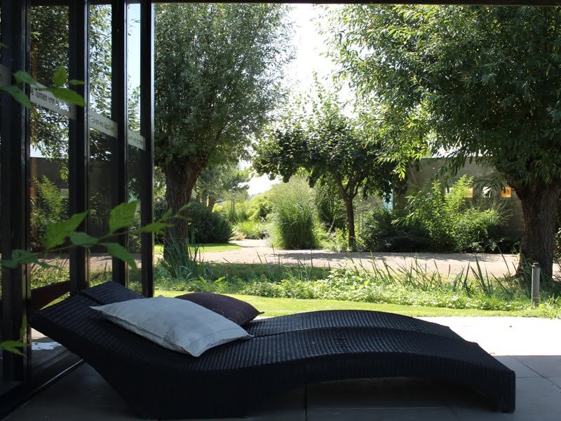 The advantage of plastic outdoor furniture is its lightness. author of the photo L. Lubertaitė