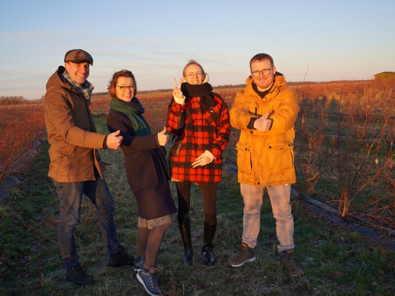 Tautvydas Gurskas and Agnė Mažulienė give advice on how to prune rowanberries. photo Lina Lubertaitė