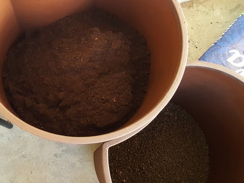 Large pots: preparation for planting. Automatic photo L. Liubertaitė