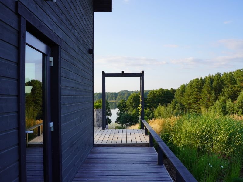 The lakeside farm in Dzūkija frames the view with an arch. photo L. Liubertaitė