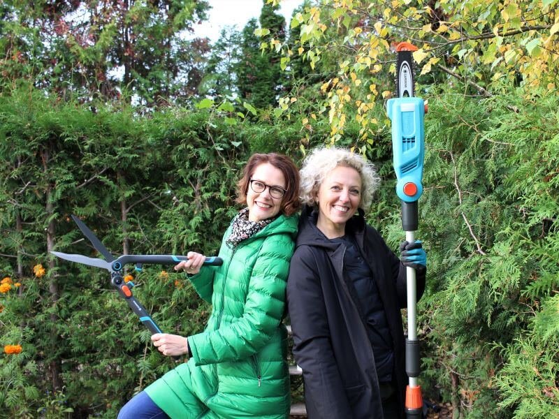 With the right tools, forming a thuja hedge is a simple and even fun job. Lina (left) used hedge trimmers "2in1 energy cut"and Vaiva (on the right) is a Gardena telescopic lawnmower. photo L. Lubertaitė