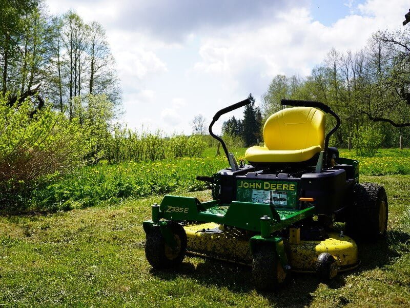 The John Deere Z335E lawn tractor is an indispensable help at home. photo L. Lubertaitė