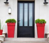 Decorate the entrance to your home and surprise your guests!