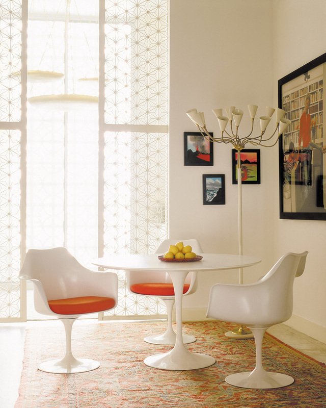 Dining room - Tulip chairs with armrests by Eero Saarinen