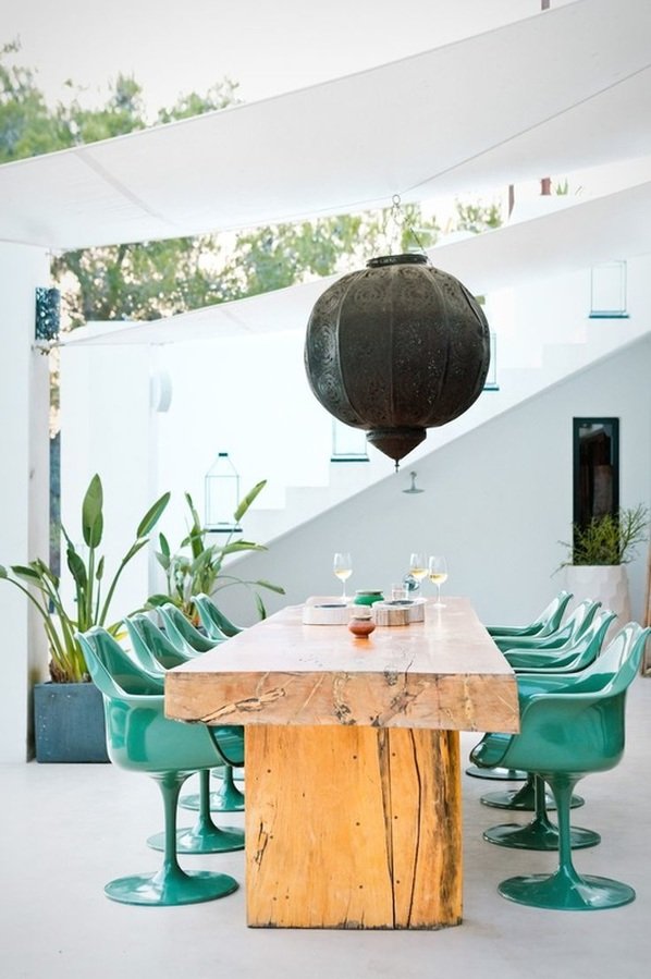 Outdoor space - Tulip chair with armrests by Eero Saarinen