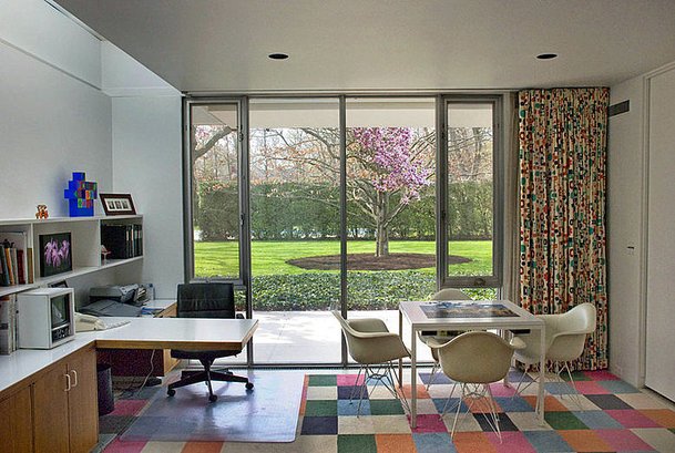 Office - Tulip chair with armrests by Eero Saarinen