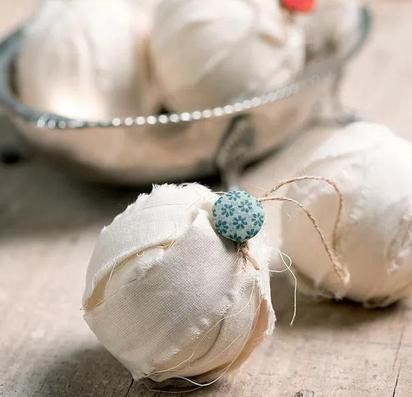 Use of colorless decorative balls