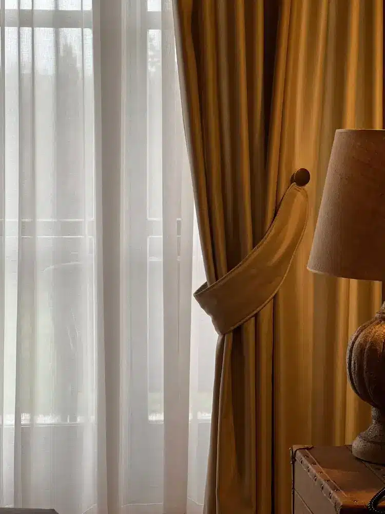 Details of the use of synthetic fabric curtains for hotels, residences, accommodation facilities