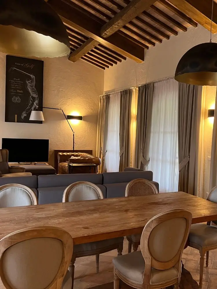 Harmony and balance in the use of fabrics combined with iron, wood and terracotta floors