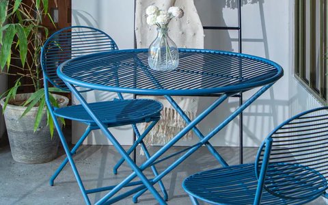 Choosing an outdoor table and chairs set is not just a question of functionality.